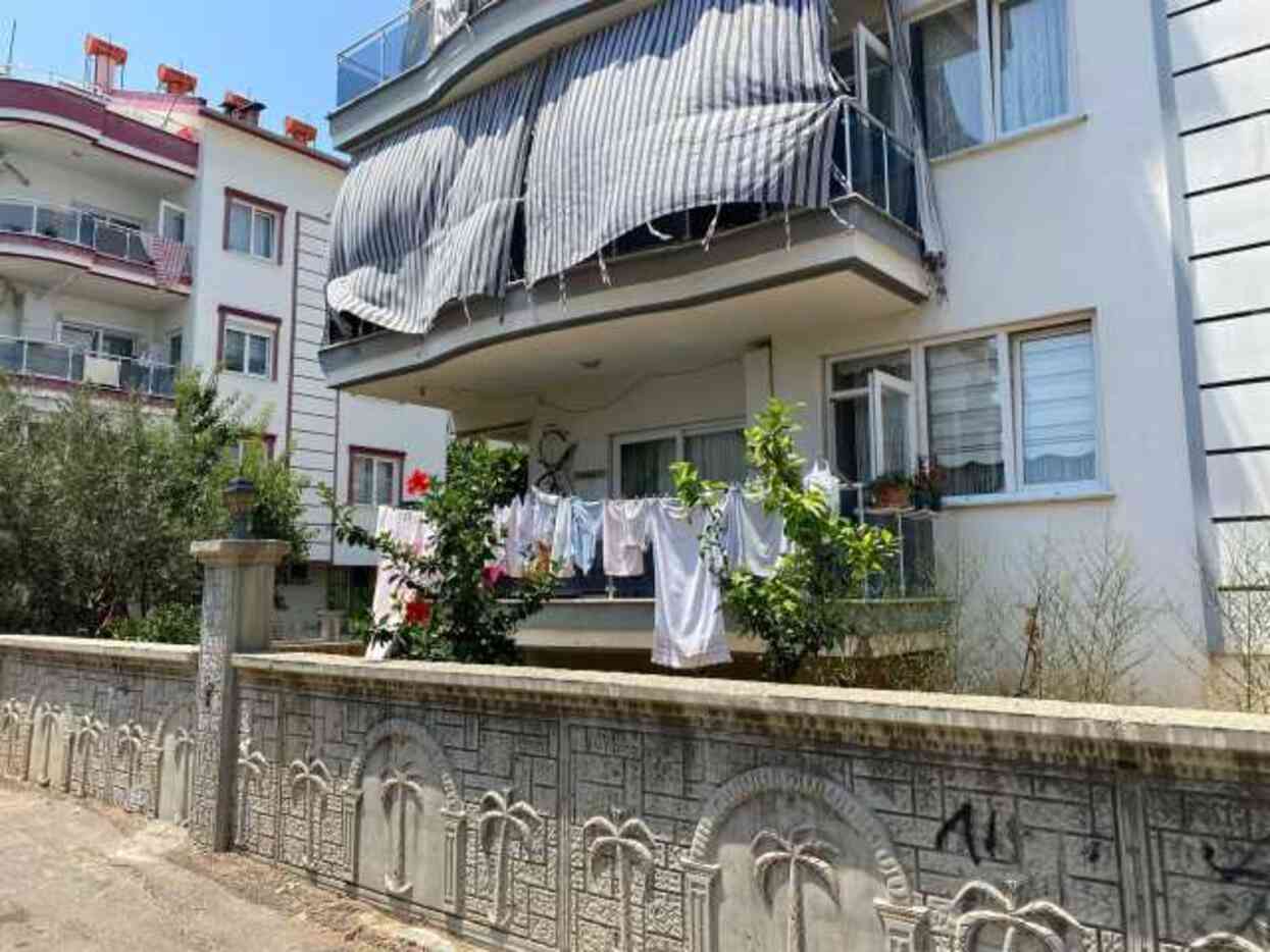 Balkonda asılı kadın iç çamaşırlarını çalan hırsız apartmanın başına dert oldu Balkonda asılı kadın iç çamaşırlarını çalan hırsız apartmanın başına dert oldu