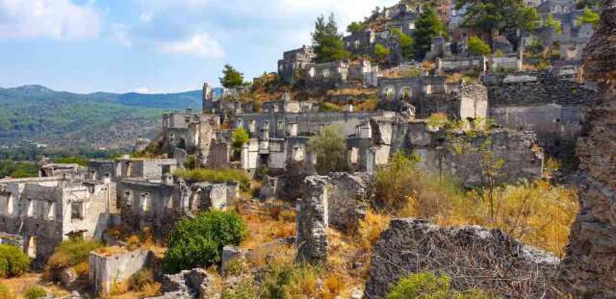 Manzarası da konumu da süper! Bu köyde 60 yıldır kimse yaşamıyor