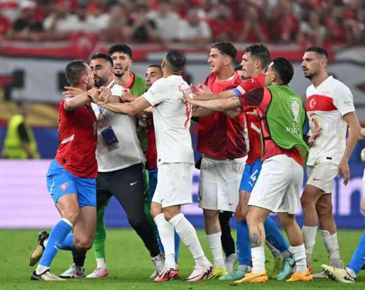 Yenilgiyi hazmedemeyince haddini aştı! Çek futbolcudan kriz çıkartacak sözler