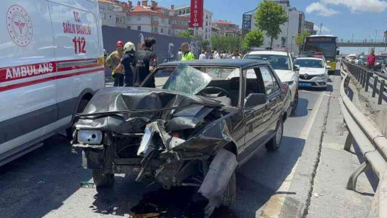 Yayaların arasına dalan araç elektrik direğini devirdi: 5 yaralı Yayaların arasına dalan araç elektrik direğini devirdi: 5 yaralı