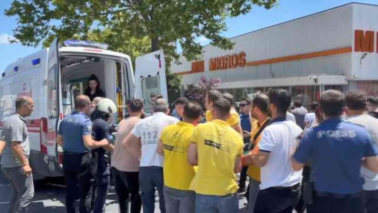Yayaların arasına dalan araç elektrik direğini devirdi: 5 yaralı Yayaların arasına dalan araç elektrik direğini devirdi: 5 yaralı
