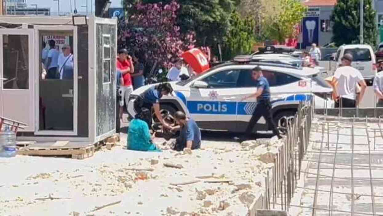 Yayaların arasına dalan araç elektrik direğini devirdi: 5 yaralı Yayaların arasına dalan araç elektrik direğini devirdi: 5 yaralı