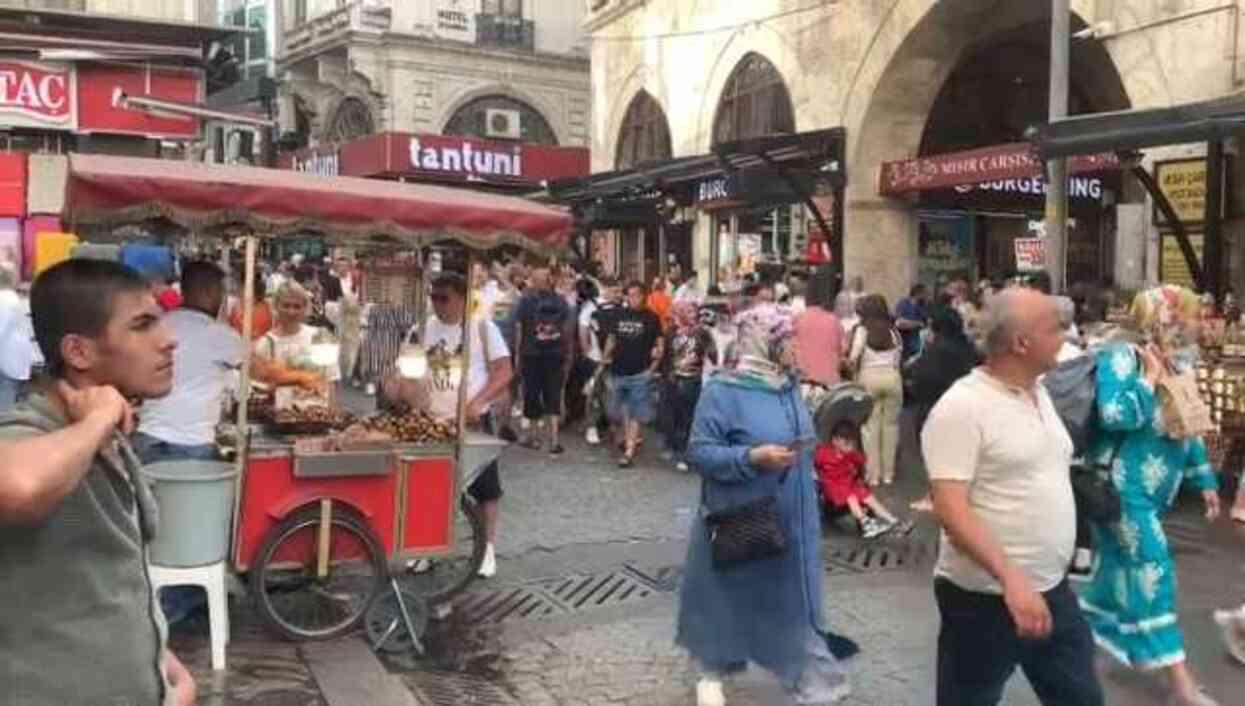 Mısır Çarşısı'nda kavga! Silah çeken kişiyi durdurmak için bıçakladı