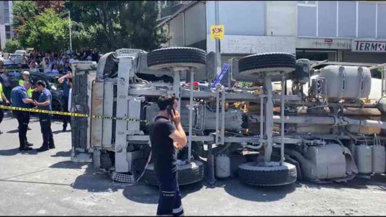Virajı alamayan beton mikseri düğün arabasının üzerine devrildi! Bir çocuk hayatını kaybetti Virajı alamayan beton mikseri düğün arabasının üzerine devrildi! Bir çocuk hayatını kaybetti