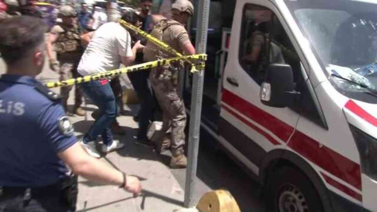 Önce kuruyemişçiyi rehin aldı sonra intihara kalkıştı! Özel harekattan başarılı kurtarma operasyonu Önce kuruyemişçiyi rehin aldı sonra intihara kalkıştı! Özel harekattan başarılı kurtarma operasyonu