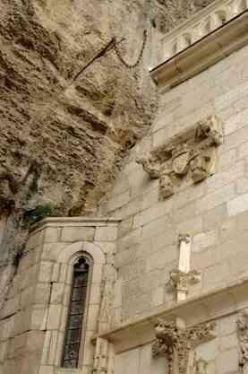 Fransa'da 'Excalibur' olarak bilinen antik kılıç, 1.300 yıldır saplı olarak durduğu yerden gizemli bir şekilde kayboldu