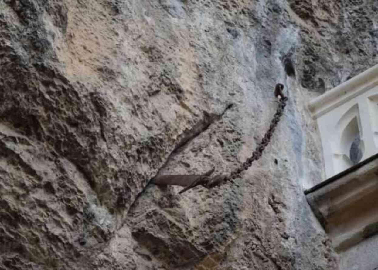 Fransa'da 'Excalibur' olarak bilinen antik kılıç, 1.300 yıldır saplı olarak durduğu yerden gizemli bir şekilde kayboldu