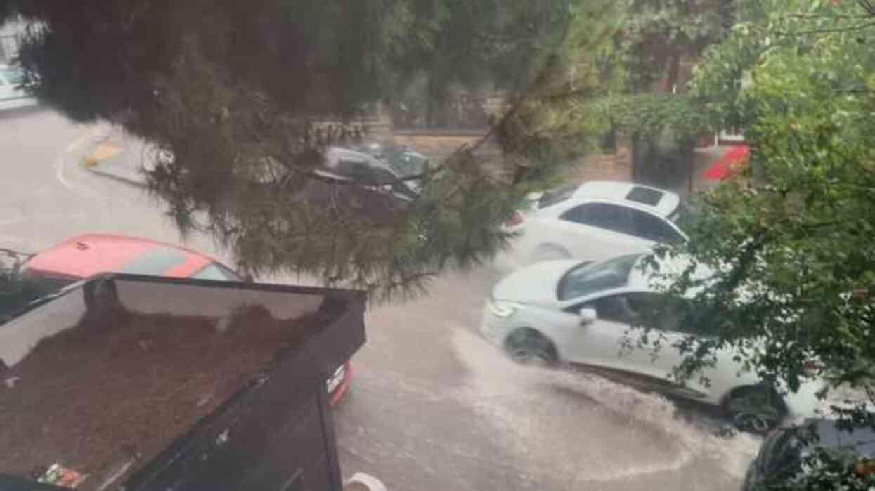 İstanbul sular altında! Yağmur bir anda bastırdı, vatandaşlar zor anlar yaşadı