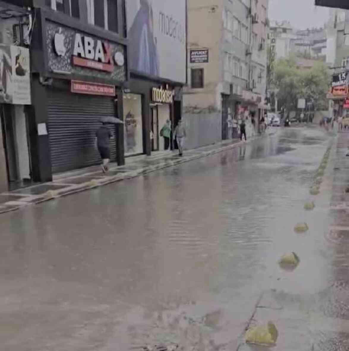 İstanbul sular altında! Yağmur bir anda bastırdı, vatandaşlar zor anlar yaşadı