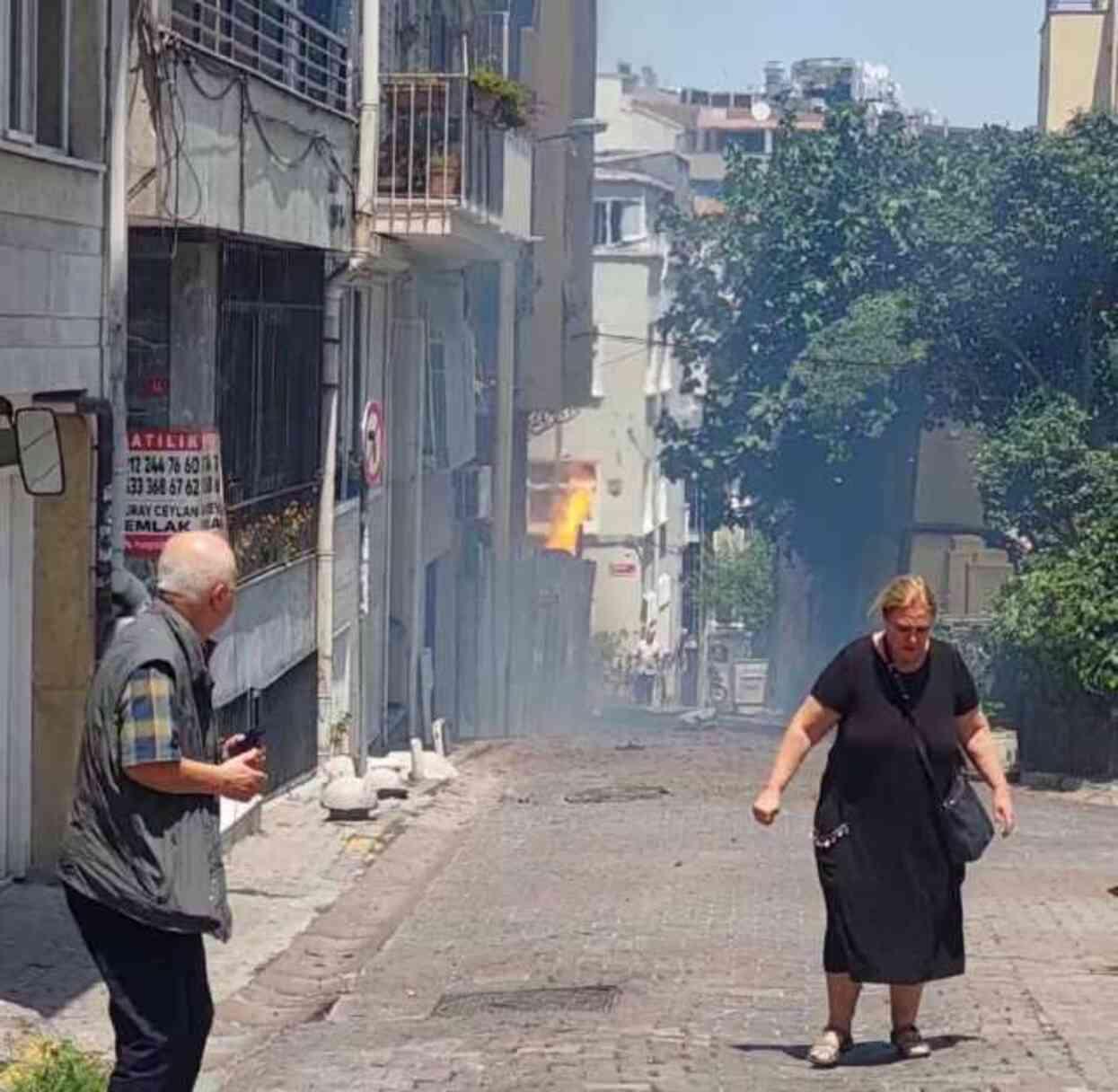 Alevlerin arasında uyandı! Yangın çıkartan kişiyi bıçakladı, engelli kız arkadaşını kurtardı