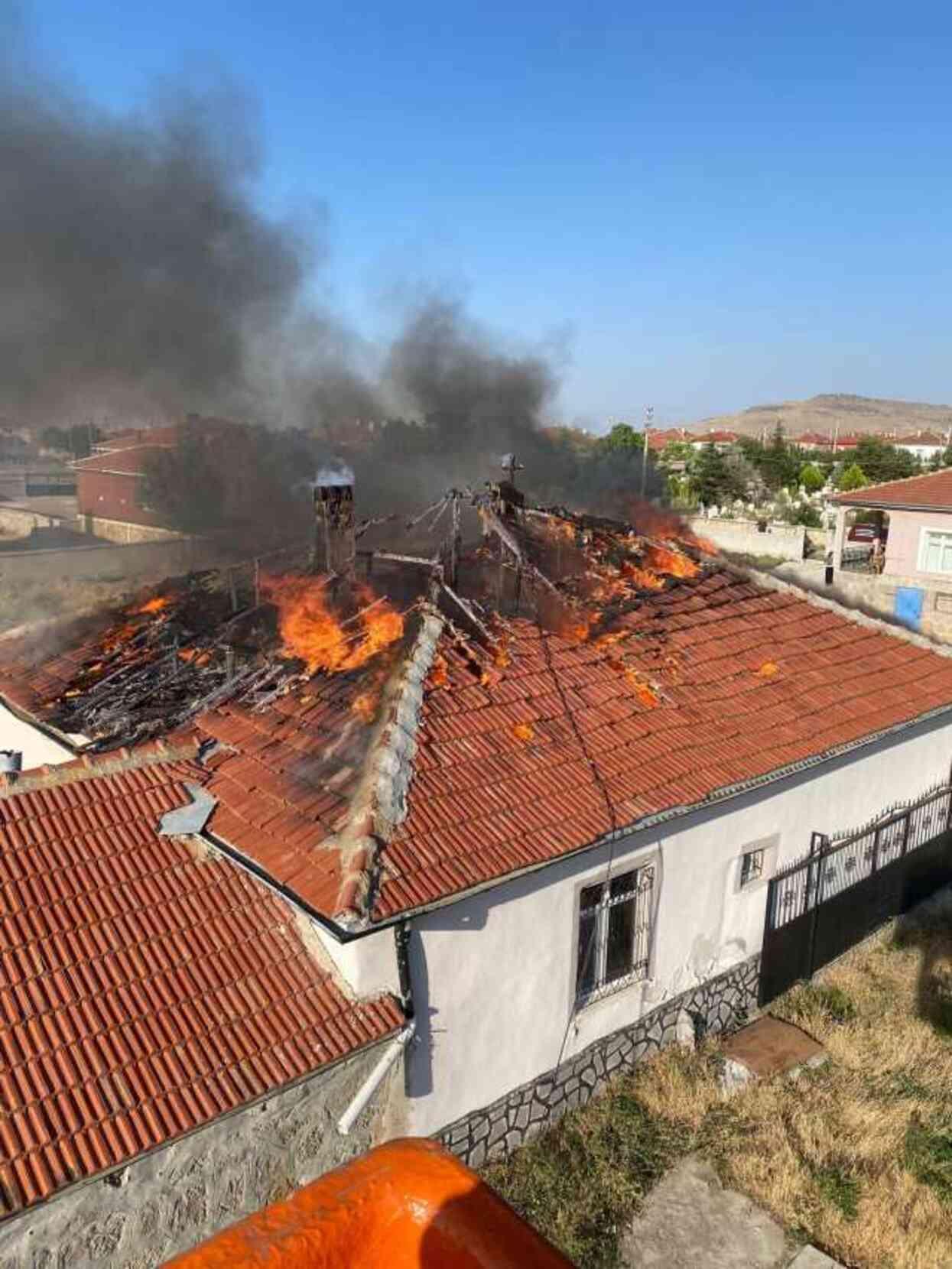 Alevler bir anda her yeri kapladı! Anne ve oğlu evde çıkan yangında hayatını kaybetti