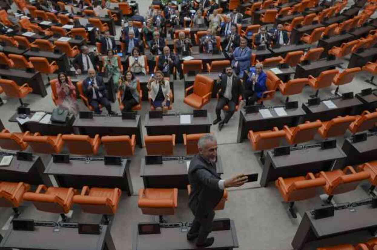 CHP lideri Özel'in, ışık açma-kapatma çağrısı yanıt buldu! Türkiye'nin birçok kentinden görüntüler geldi CHP lideri Özel'in, ışık açma-kapatma çağrısı yanıt buldu! Türkiye'nin birçok kentinden görüntüler geldi