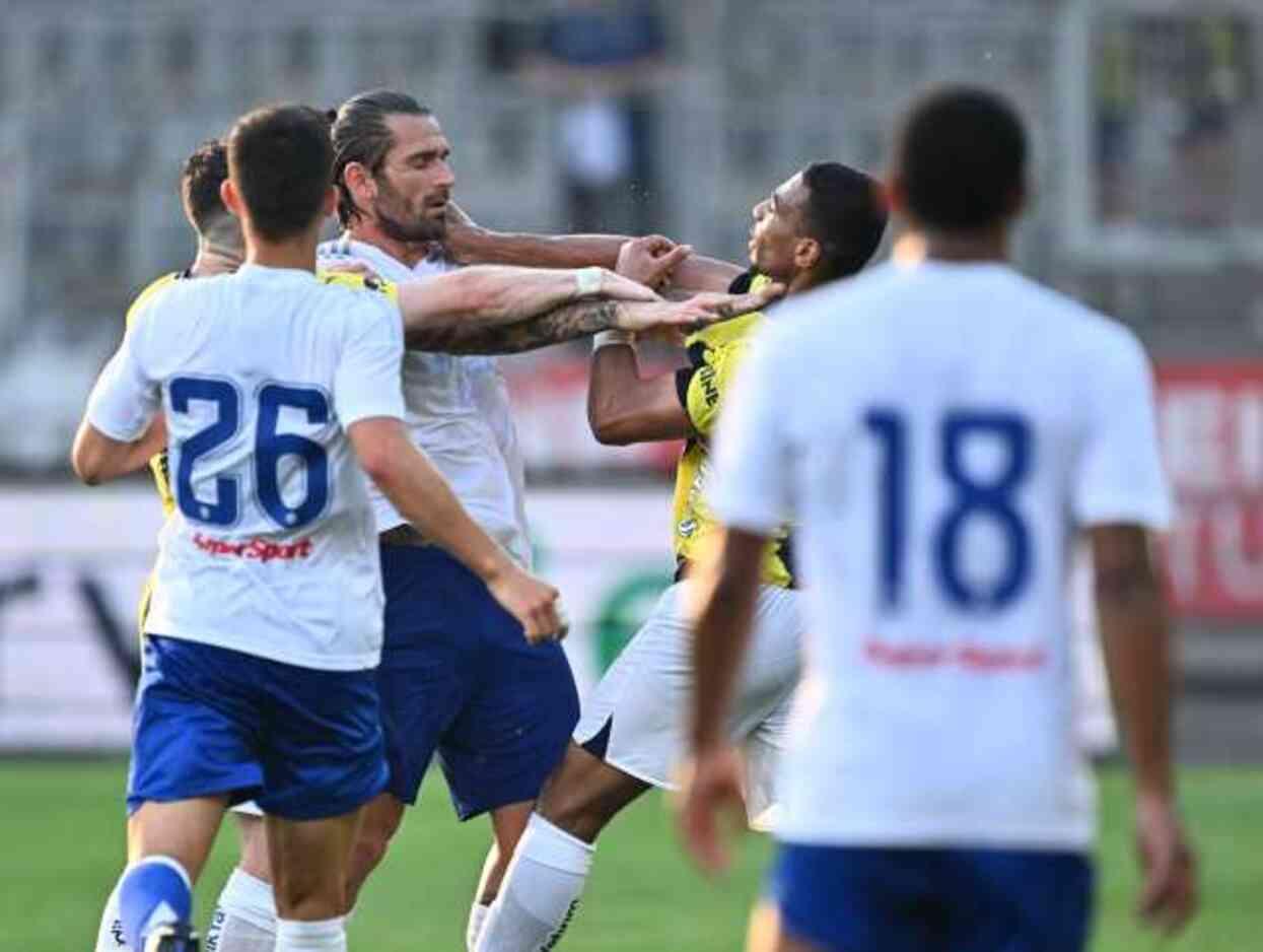 Fenerbahçe'nin hazırlık maçında ortalık bir anda karıştı! İki futbolcu, boğaz boğa kavga etti