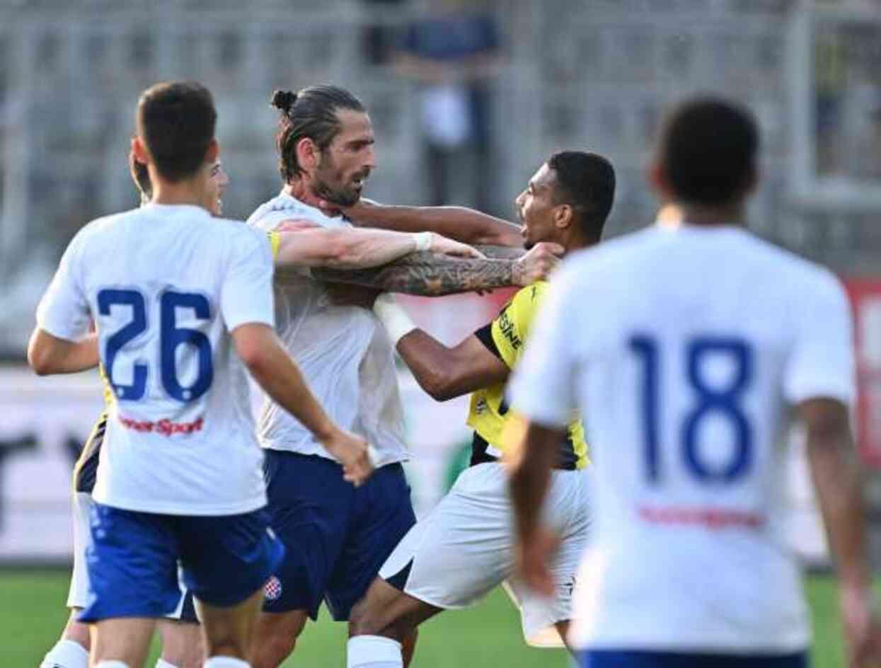 Fenerbahçe'nin hazırlık maçında ortalık bir anda karıştı! İki futbolcu, boğaz boğa kavga etti