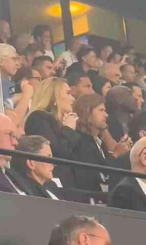 Şarkıcı Adele, Fransa ve İngiltere arasında oynanan çeyrek final maçında, penaltı öncesi heyecanlı kalabalığa