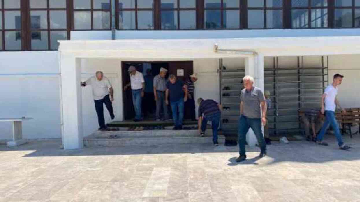 Namaz kılmaya gelmeyen cemaate cami imamından tabelalı sitem: Namazın kılınmadan namazını kıl Namaz kılmaya gelmeyen cemaate cami imamından tabelalı sitem: Namazın kılınmadan namazını kıl