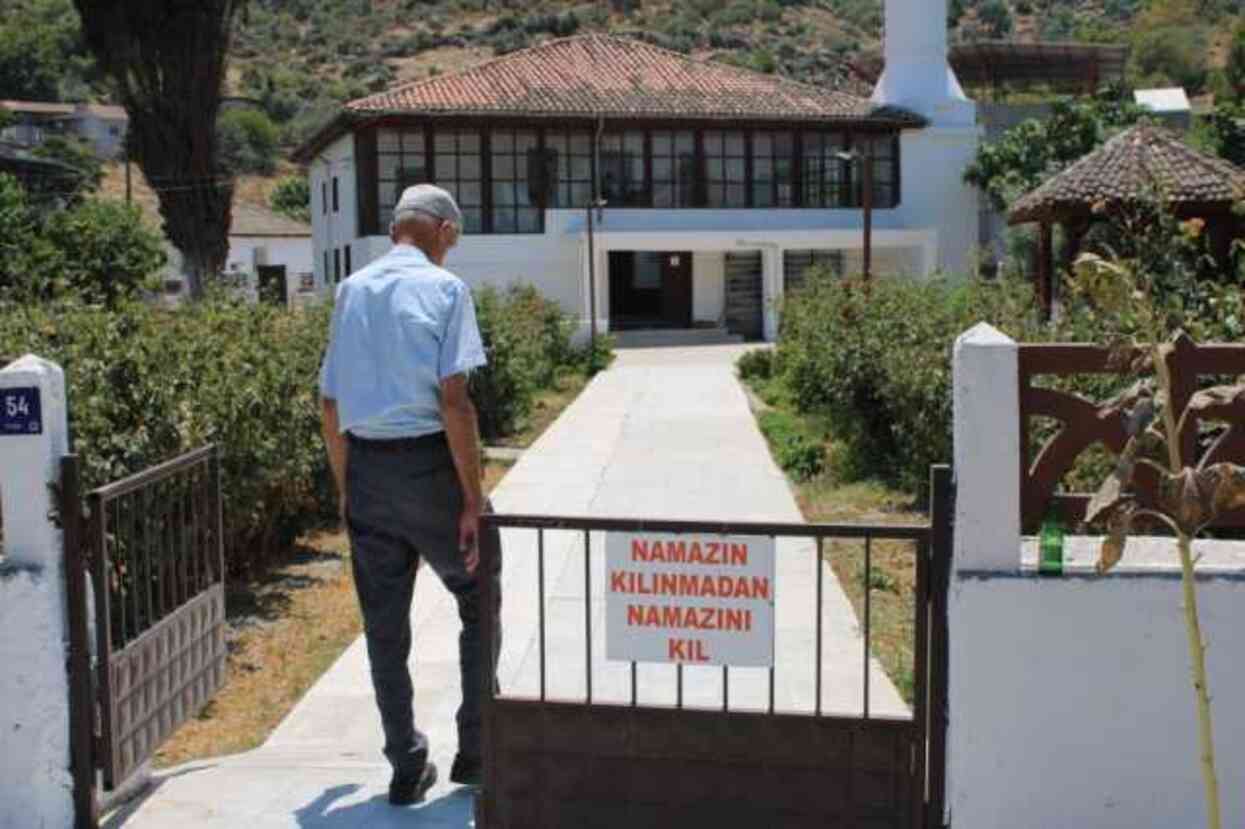 Namaz kılmaya gelmeyen cemaate cami imamından tabelalı sitem: Namazın kılınmadan namazını kıl Namaz kılmaya gelmeyen cemaate cami imamından tabelalı sitem: Namazın kılınmadan namazını kıl