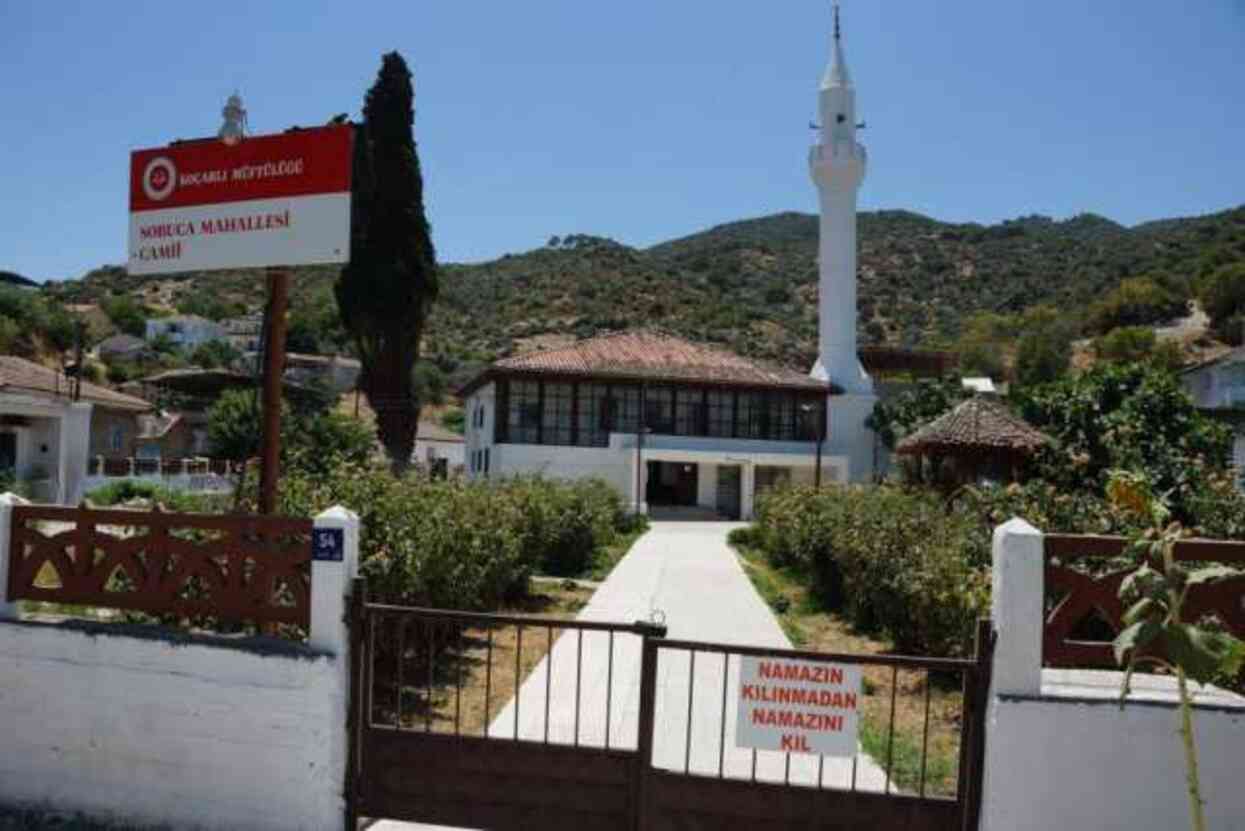 Namaz kılmaya gelmeyen cemaate cami imamından tabelalı sitem: Namazın kılınmadan namazını kıl Namaz kılmaya gelmeyen cemaate cami imamından tabelalı sitem: Namazın kılınmadan namazını kıl