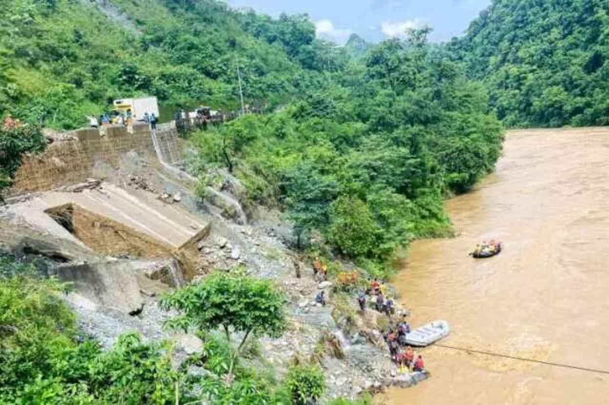 Nepal'de heyelan sonucu 65 kişiyi taşıyan 2 otobüs nehre kapıldı: Sadece üç kişi yüzerek kurtulmayı başardı