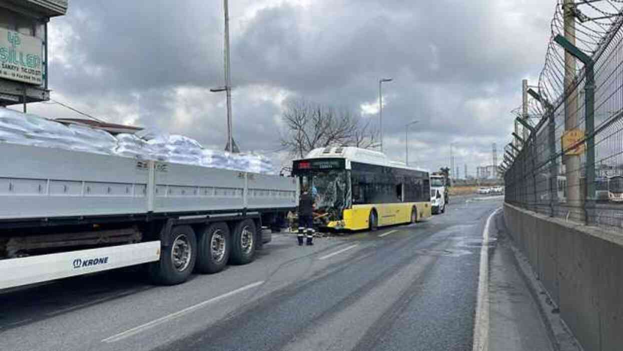 Sultangazi'de İETT otobüsüyle tırın çarpışması sonucu 7 kişi yaralandı Sultangazi'de İETT otobüsüyle tırın çarpışması sonucu 7 kişi yaralandı