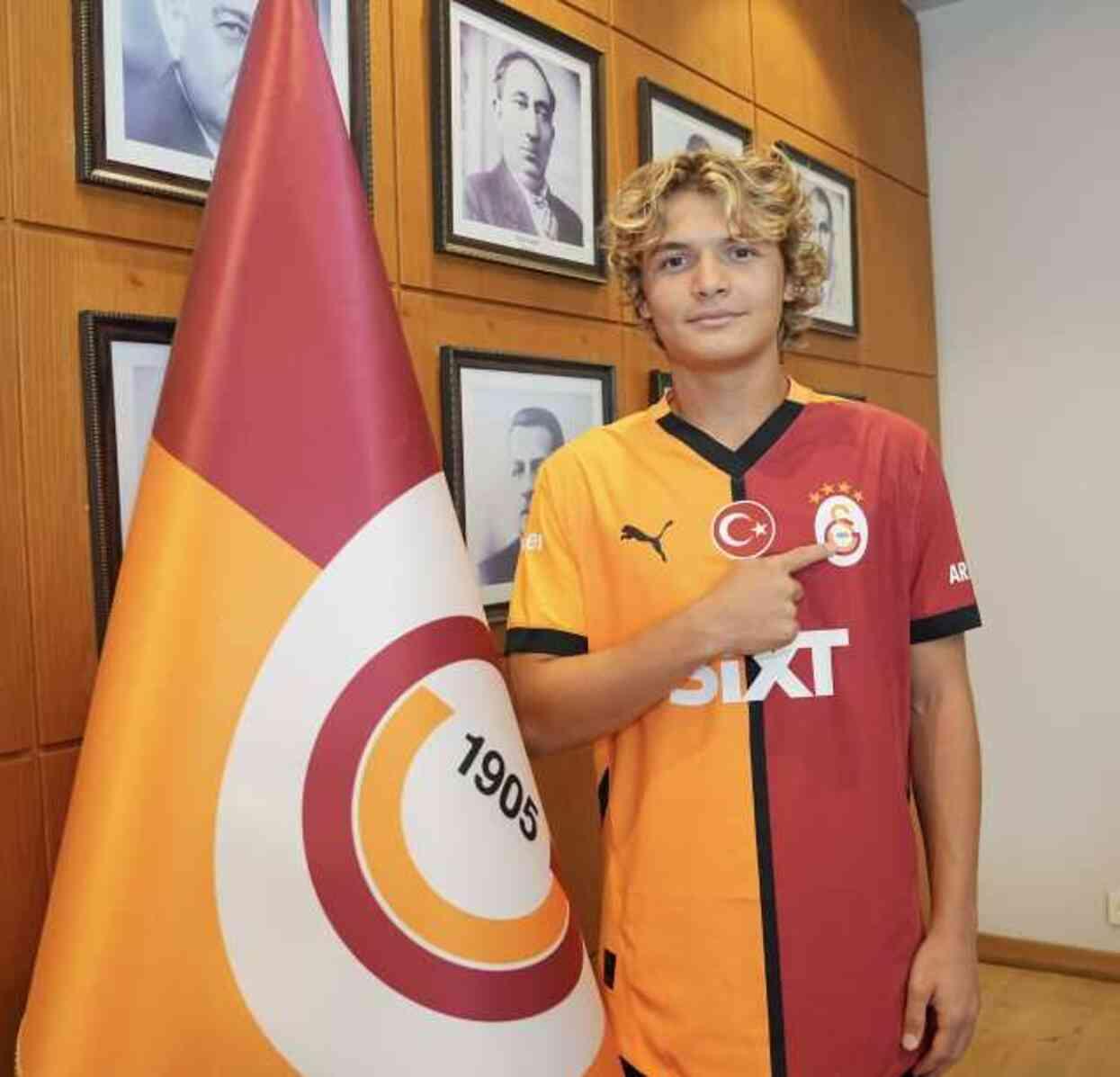 Galatasaray, Efe Akman ile 4 yıllık sözleşme imzaladı