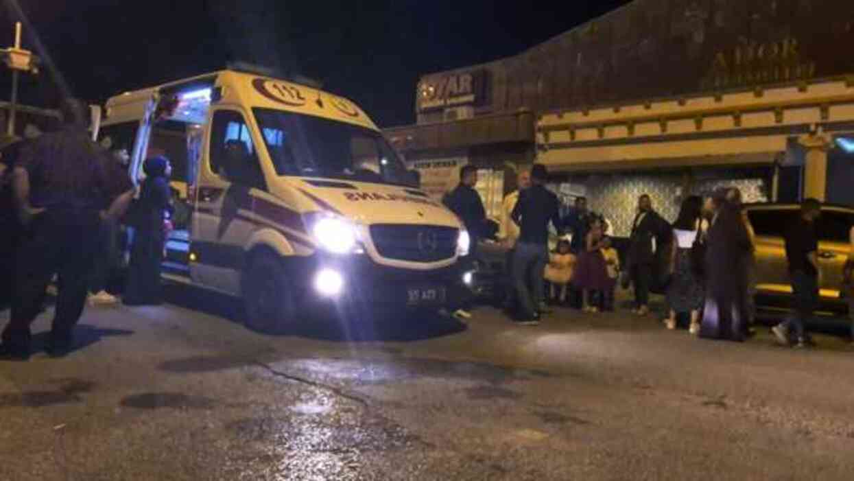 Düğünde kavga! Sandalyeler havada uçuştu, 4 kişi hastanelik oldu Düğünde kavga! Sandalyeler havada uçuştu, 4 kişi hastanelik oldu