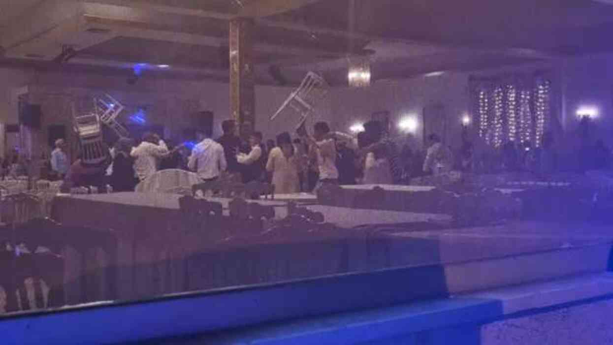 Düğünde kavga! Sandalyeler havada uçuştu, 4 kişi hastanelik oldu Düğünde kavga! Sandalyeler havada uçuştu, 4 kişi hastanelik oldu