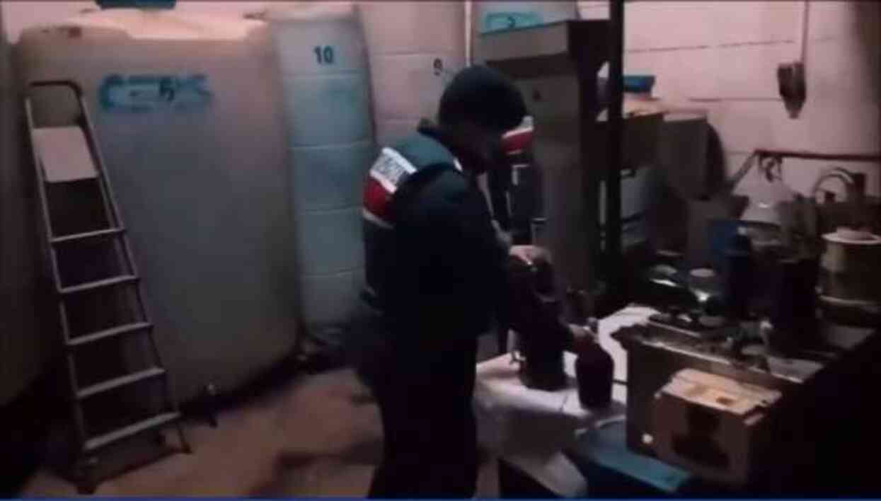 26 ilde operasyon! Yüzlerce litre kaçak alkol ele geçirildi, 50 şüpheli gözaltında 26 ilde operasyon! Yüzlerce litre kaçak alkol ele geçirildi, 50 şüpheli gözaltında