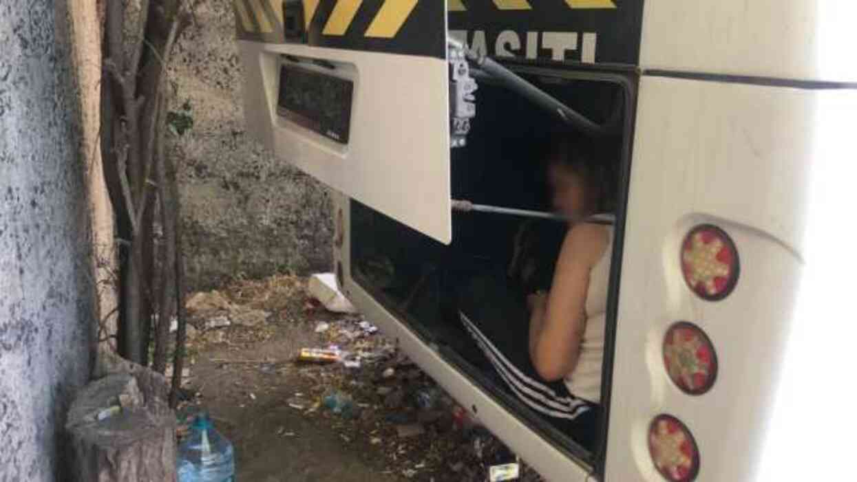 Şoför neye uğradığını şaşırdı! Minibüsün bagajından kadın çıktı
