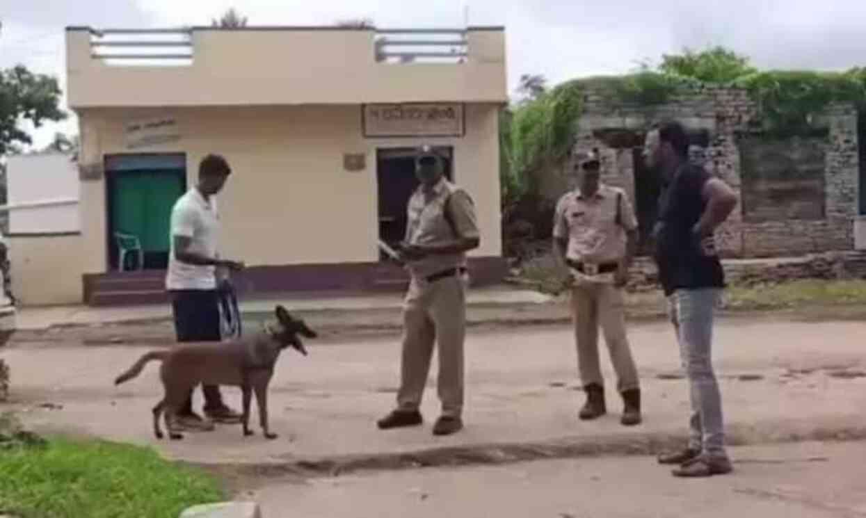 Hindistan'da bir okulda toplu tecavüz skandalı! 3 çocuk, 8 yaşındaki bir kızı tecavüz ettikten sonra öldürdü Hindistan'da bir okulda toplu tecavüz skandalı! 3 çocuk, 8 yaşındaki bir kızı tecavüz ettikten sonra öldürdü