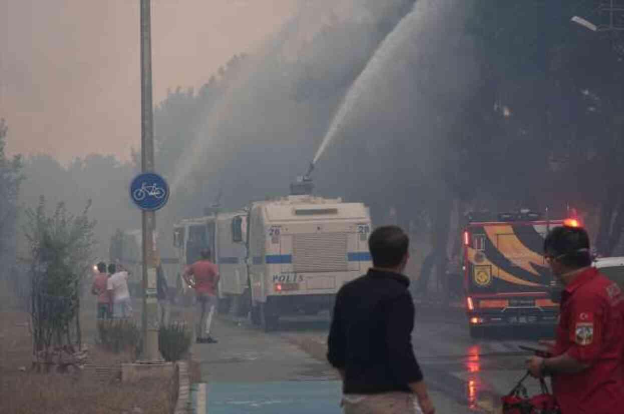 İzmir'de orman yangını! Alevler yerleşim yerlerine kadar yaklaştı, vatandaşlar seferber oldu