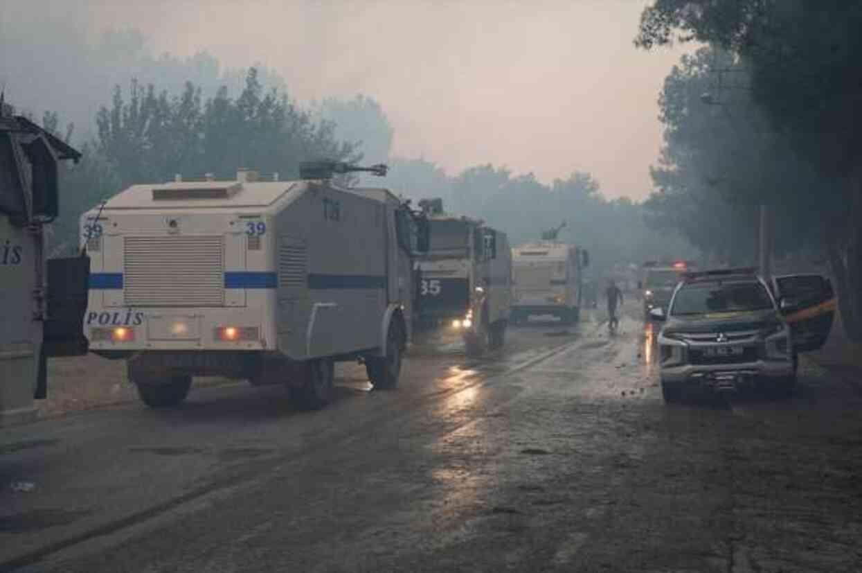 İzmir'de orman yangını! Alevler yerleşim yerlerine kadar yaklaştı, vatandaşlar seferber oldu