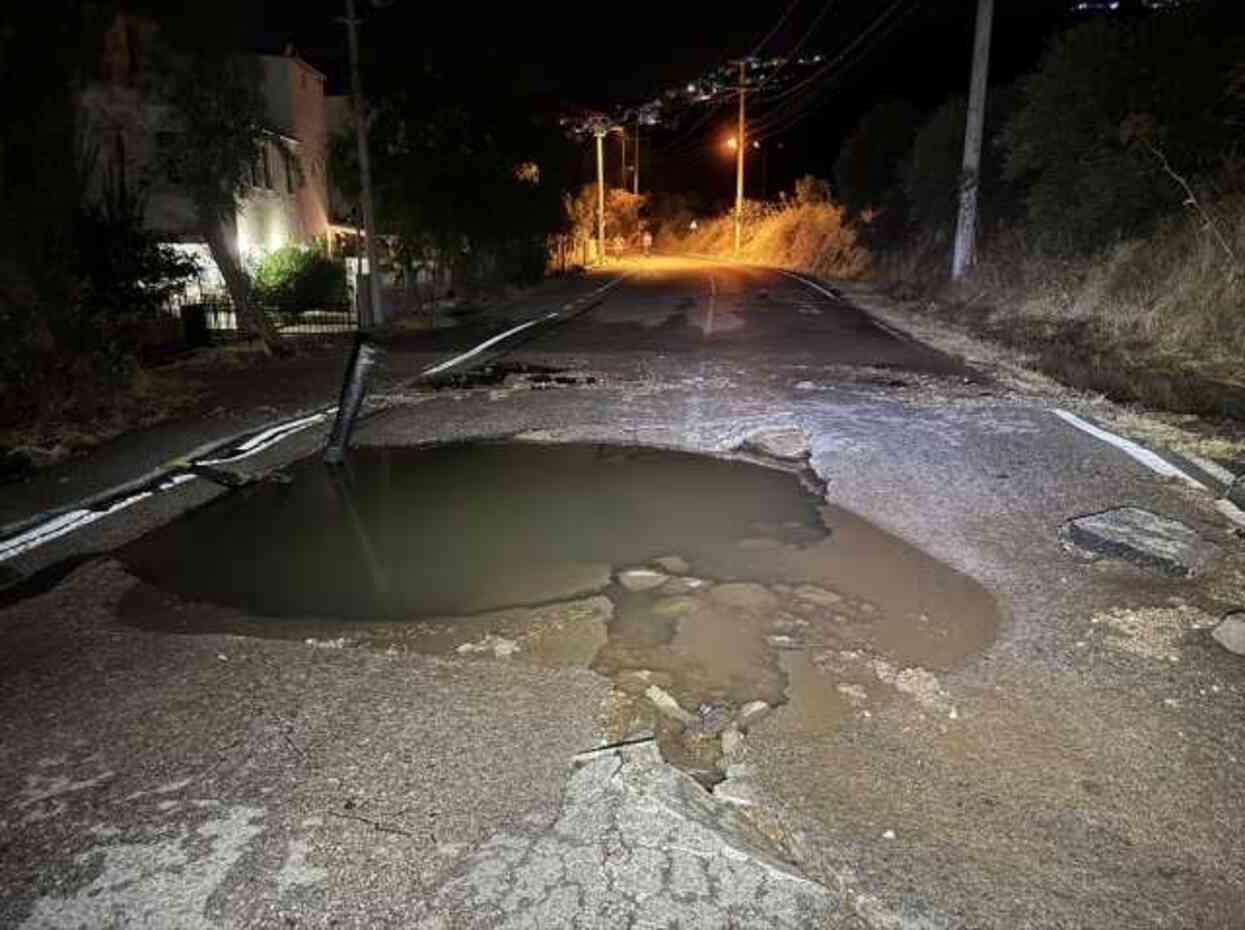 Bodrum'da içme suyu hattı patladı, yolda çökme meydana geldi