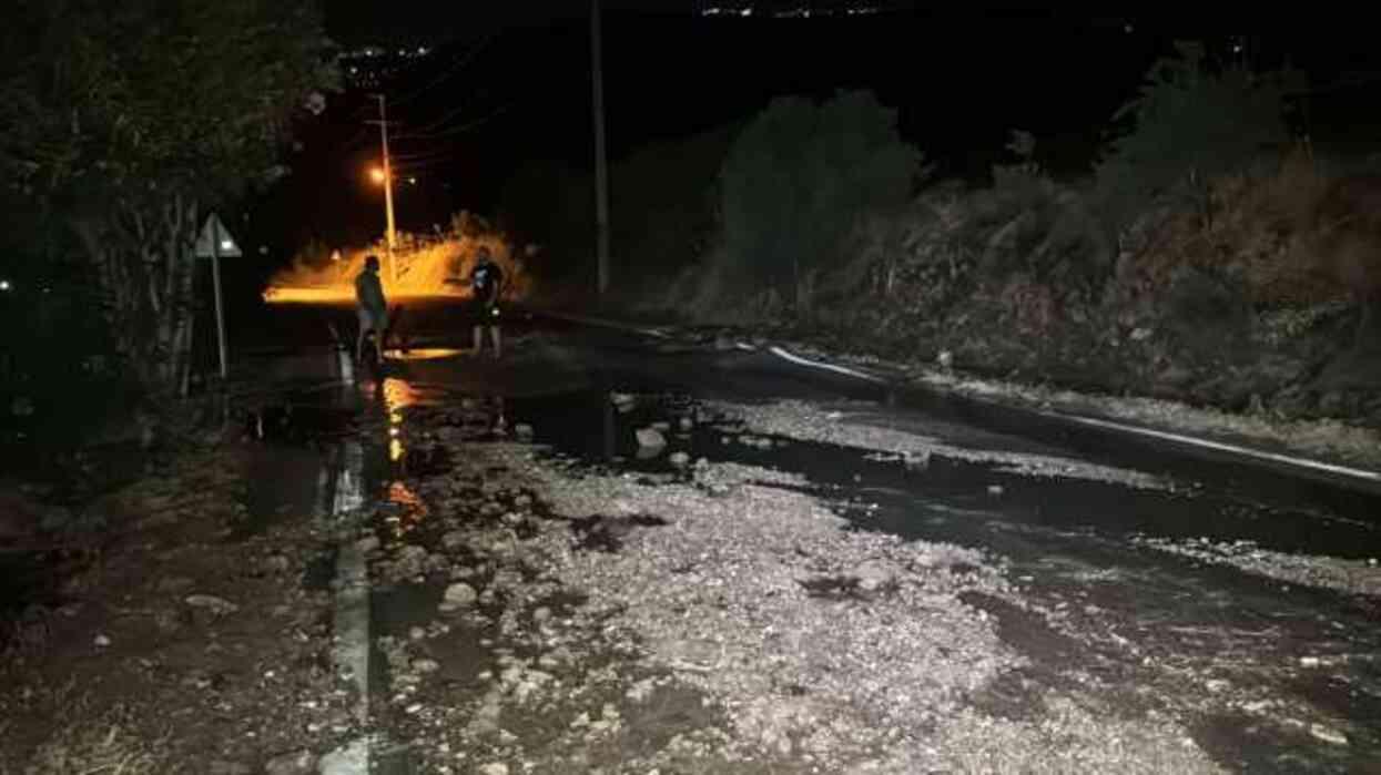 Bodrum'da içme suyu hattı patladı, yolda çökme meydana geldi