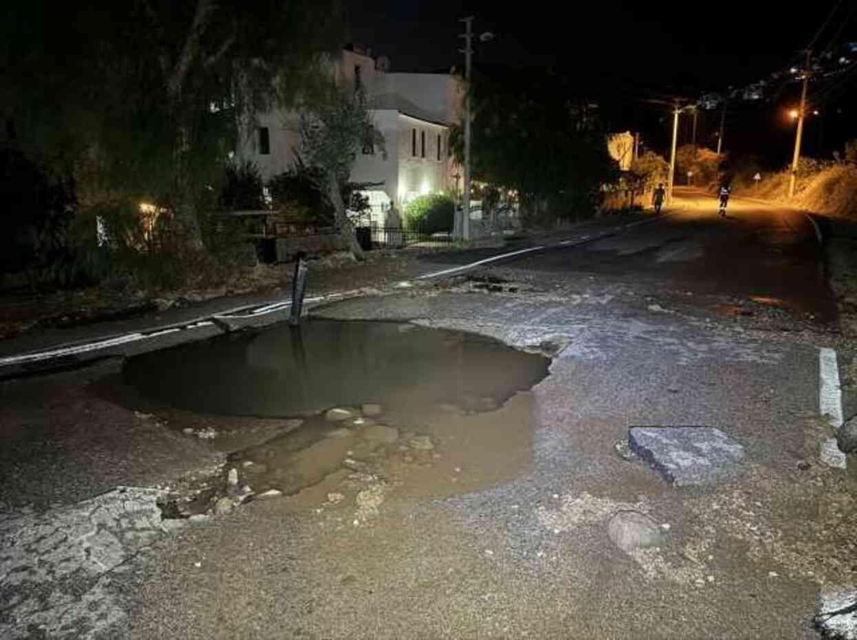 Bodrum'da içme suyu hattı patladı, yolda çökme meydana geldi