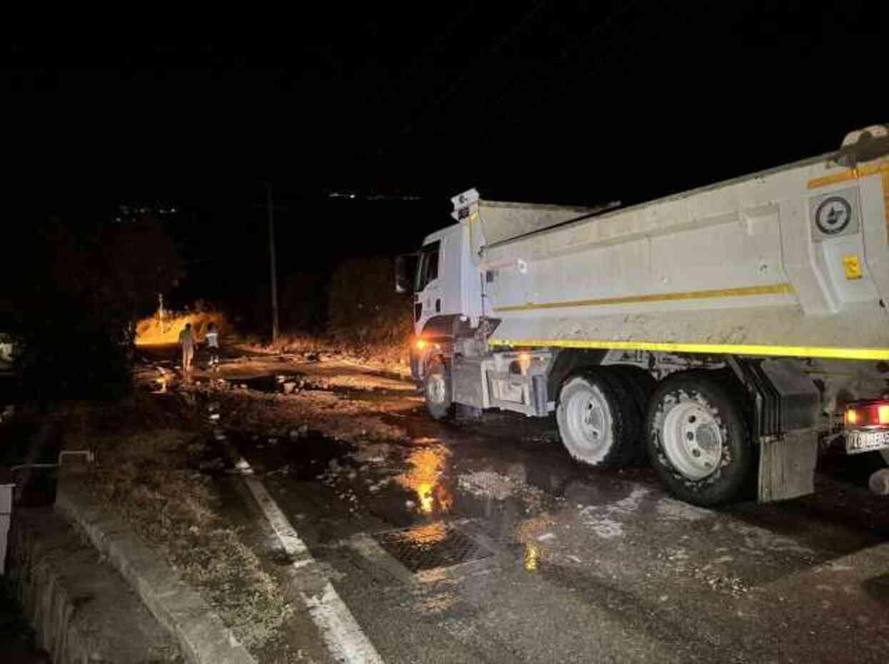 Bodrum'da içme suyu hattı patladı, yolda çökme meydana geldi