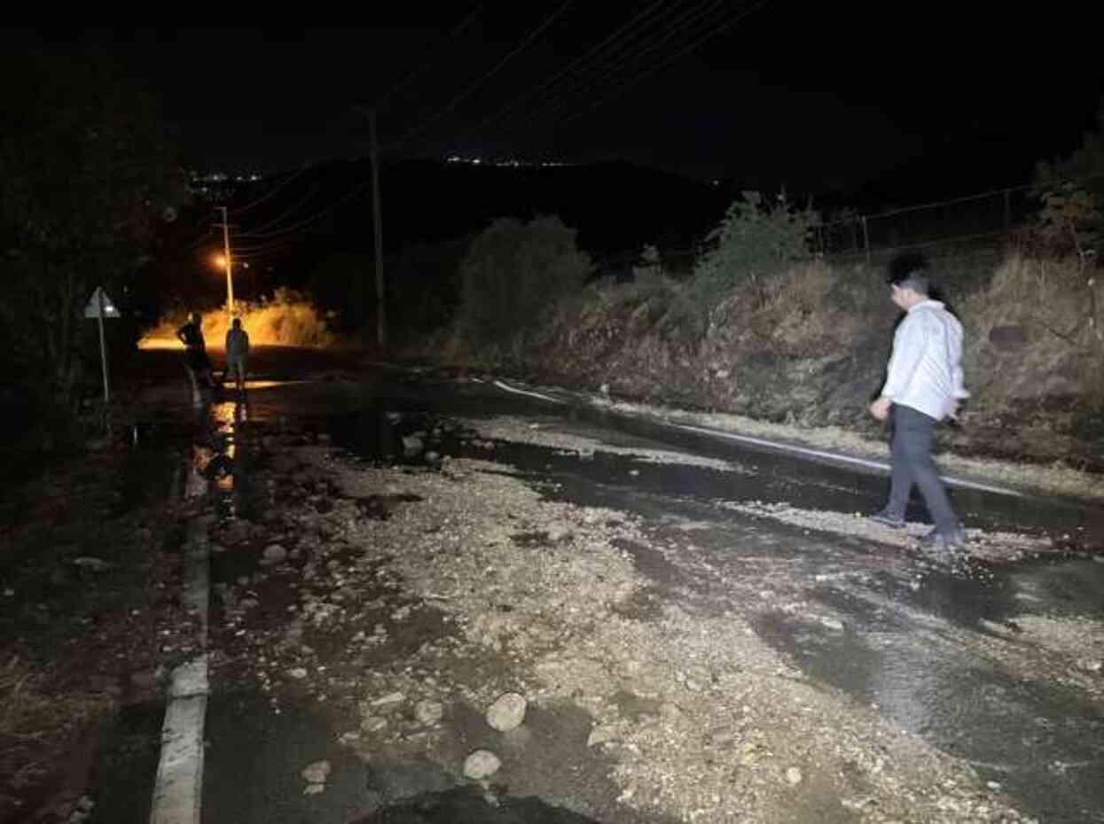 Bodrum'da içme suyu hattı patladı, yolda çökme meydana geldi