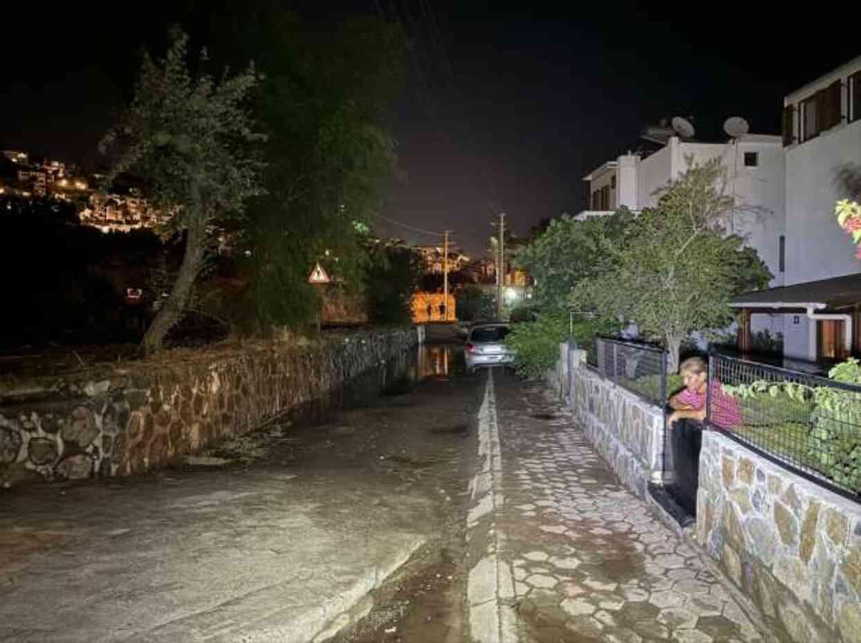 Bodrum'da içme suyu hattı patladı, yolda çökme meydana geldi