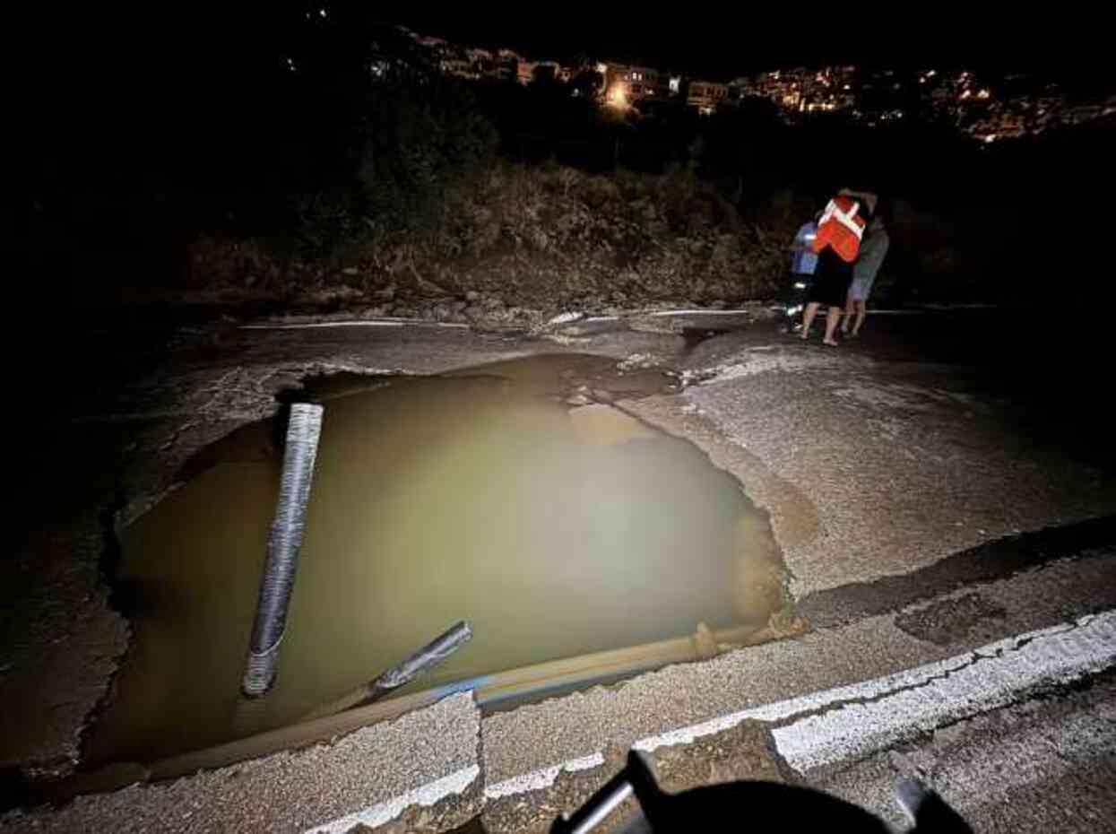 Bodrum'da içme suyu hattı patladı, yolda çökme meydana geldi