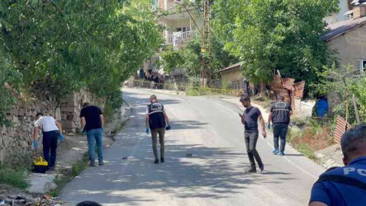 Evine misafir olan babasını öldürüp, kardeşini ağır yaraladı Evine misafir olan babasını öldürüp, kardeşini ağır yaraladı
