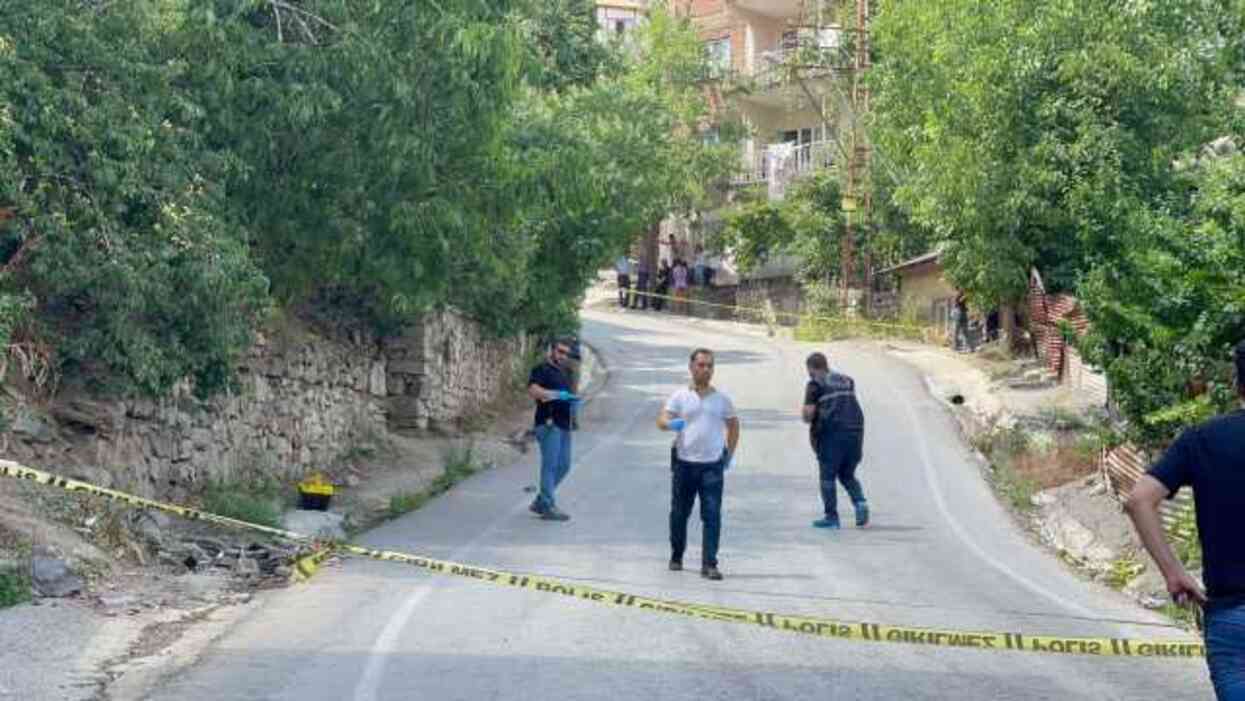 Evine misafir olan babasını öldürüp, kardeşini ağır yaraladı Evine misafir olan babasını öldürüp, kardeşini ağır yaraladı