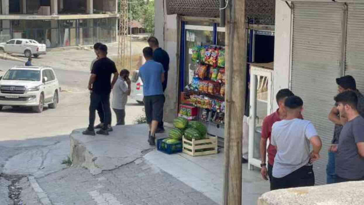 Evine misafir olan babasını öldürüp, kardeşini ağır yaraladı Evine misafir olan babasını öldürüp, kardeşini ağır yaraladı