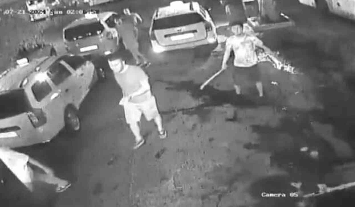 Aracıyla çocuklarını alan adama 'Korsan taksi' dayağı! Darbedilen sürücü taksi durağını bastı