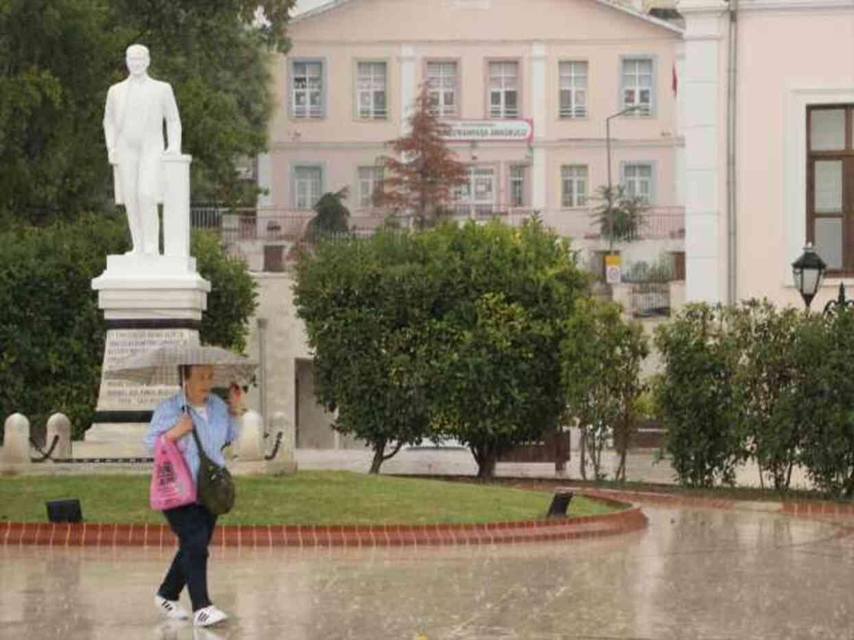 3 kenti sağanak vurdu, cadde ve sokaklar göle döndü