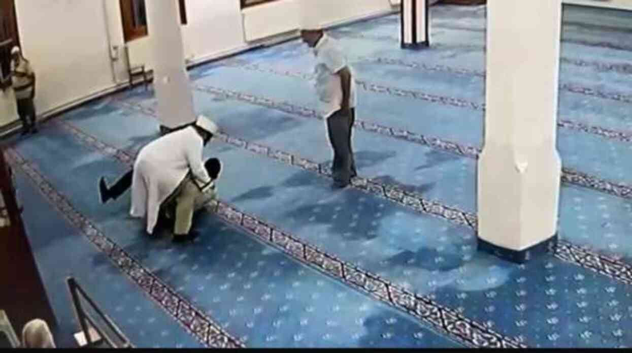 Arkadaşıyla küsünce camide kendine zarar verdi! İmamın hızlı müdahalesi hayat kurtardı Arkadaşıyla küsünce camide kendine zarar verdi! İmamın hızlı müdahalesi hayat kurtardı