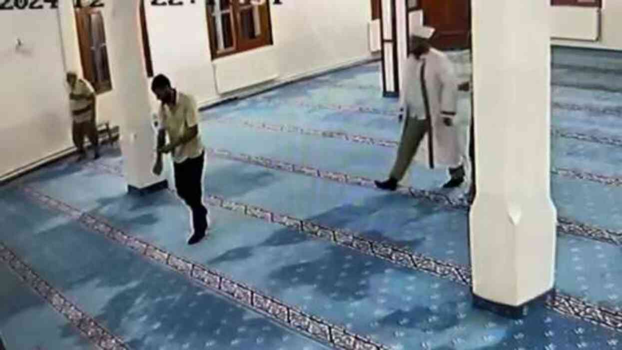 Arkadaşıyla küsünce camide kendine zarar verdi! İmamın hızlı müdahalesi hayat kurtardı Arkadaşıyla küsünce camide kendine zarar verdi! İmamın hızlı müdahalesi hayat kurtardı
