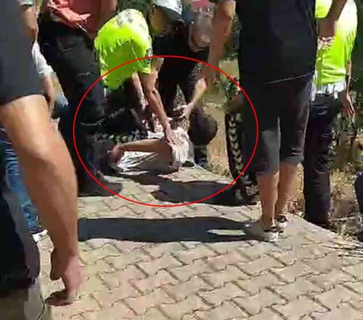 Bingöl'de madde bağımlısı şahıs sokaktakilere bıçakla saldırdı! 2 kişi öldü, 7 kişi yaralandı Bingöl'de madde bağımlısı şahıs sokaktakilere bıçakla saldırdı! 2 kişi öldü, 7 kişi yaralandı