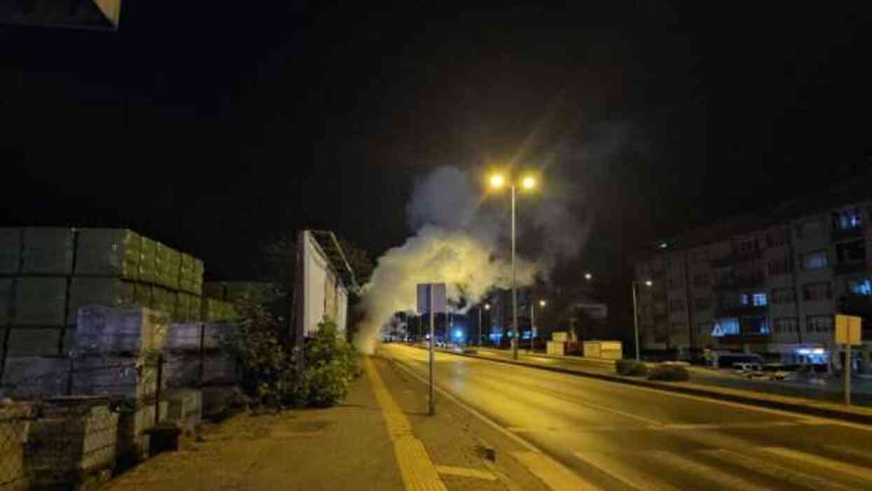İlçeyi ayağa kaldıran anlar! Patlama sesi duyuldu, kaldırımlardan çıkan buhar gökyüzünü kapladı