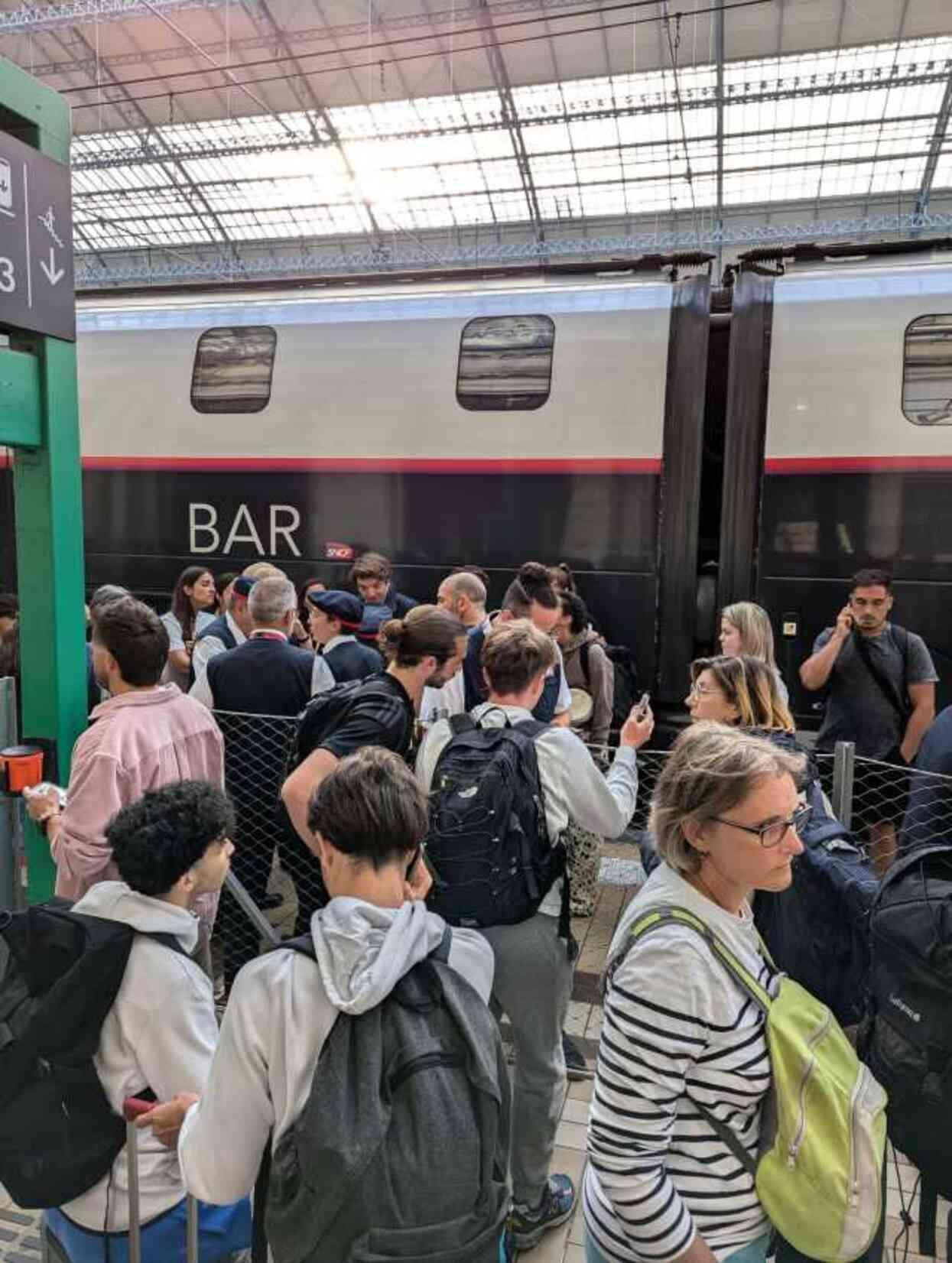 Fransa'da Olimpiyat Oyunları'nın açılışına saatler kala hızlı trenlere sabotaj