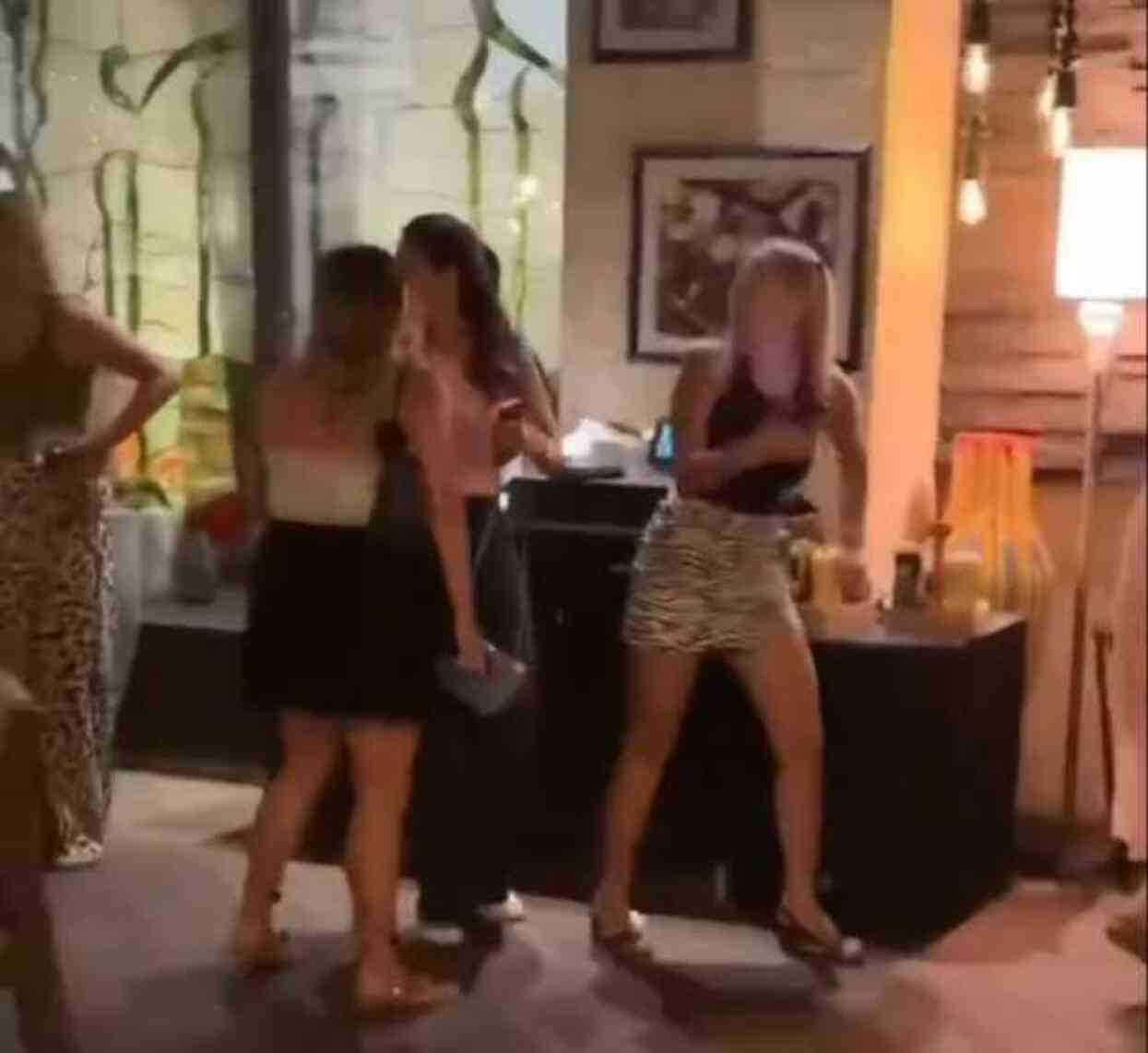 Yağmur ve fırtına Antalya'yı esir aldı! Restoranın camları bir anda patladı, yollar göle döndü Yağmur ve fırtına Antalya'yı esir aldı! Restoranın camları bir anda patladı, yollar göle döndü
